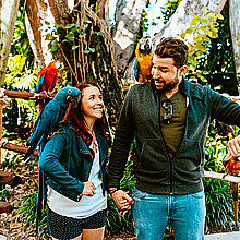 Fotografía cedida por Jungle Island donde se ve a una pareja mientras disfruta un paseo en el parque acuático Jungle Splash, en Miami Beach, Florida (Estados Unidos). 