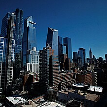 Fotografía de varios edificios y rascacielos a un costado del río Hudson