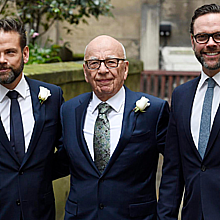 Fotografía de archivo fechada el 5 de marzo de 2016 que muestra al magnate de los medios de comunicación Rupert Murdoch con sus hijos Lachlan y James. 