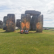 Dos activistas del grupo ecologista Just Stop Oil fueron detenidos este miércoles después de rociar con pintura naranja el famoso monumento megalítico de Stonehenge en Wiltshire, en el suroeste de Inglaterra. 