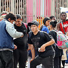 Migrantes esperan en las principales plazas de la ciudad de Tapachula en el estado de Chiapas (México). 