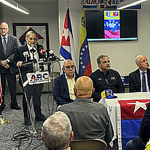 Ernesto Ackerman, presidente de la organización Independent Venezuelan American Citizens (IVAC), habla en una rueda de prensa este martes, en Miami