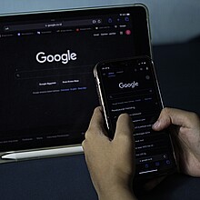 Pantalla de una tablet y celular con el buscador de Google