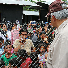 El presidente electo de Panamá, José Raúl Mulino (d), saluda a migrantes a su llegada este viernes, al albergue para migrantes