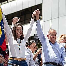 La líder opositora venezolana María Corina Machado (i) y el candidato a la presidencia de Venezuela Edmundo González Urrutia saludan en una manifestación de apoyo este 30 de julio de 2024, en Caracas