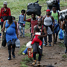 Fotografía de archivo fechada el 28 de septiembre de 2021 que muestra a migrantes haitianos en su camino hacia Panamá por el Tapón del Darién en Acandi (Colombia)