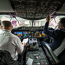 Fotografía de archivo de la cabina de mando de un avión Boeing 787 de la aerolínea Air France.