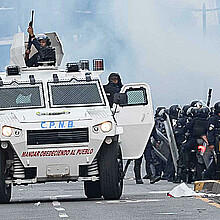 Imagen de archivo de integrantes de la Policía Nacional Bolivariana (PNB) que enfrentan a manifestantes durante una protesta contra de los resultados de las elecciones presidenciales, en Caracas (Venezuela). 