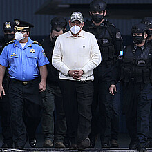 Fotografía de archivo del exdirector de la Policía Nacional de Honduras Juan Carlos Bonilla (c) escoltado para su extradición a EE.UU. en Tegucigalpa (Honduras). 