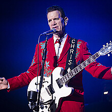 La voz inconfundible y el carisma de Chris Isaak