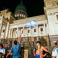 Personas a las afueras del Congreso en Buenos Aires