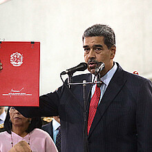 Foto de archivo del presidente de Venezuela, Nicolás Maduro, hablando a la salida del Tribunal Supremo de Justicia (TSJ), en Caracas (Venezuela). 