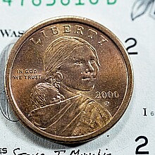 Las monedas estadounidenses de 1 dólar de oro de la serie Sacagawea 2000 presentan un perfil de Sacagawea con su hijo Jean Baptiste