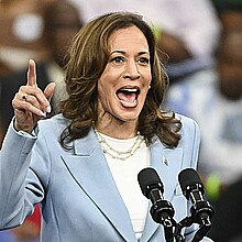 Fotografía del 30 de julio de 2024 de la vicepresidenta de Estados Unidos, Kamala Harris, hablando durante un acto de campaña en Georgia, Atlanta (EE.UU). 