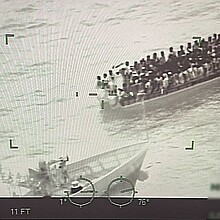 Fotografía del 17 de agosto 2024 cedida por la Guardia Costera de los Estados Unidos de una imagen de control donde aparece parte de la tripulación del buque guardacostas Paul Clark (i) interceptando una expedición de migrantes adosados en una embarcación a 91 kms (57 millas) al sur de las Islas Turcas y Caicos