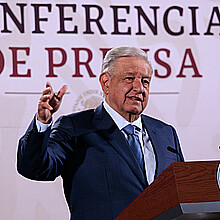 Fotografía cedida por la Presidencia de México del mandatario mexicano, Andrés Manuel López Obrador, hablando en su conferencia de prensa matutina este martes, en el Palacio Nacional de la Ciudad de México