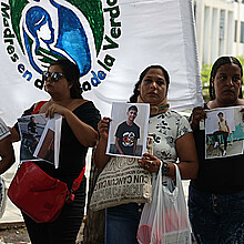 Familiares de adolescentes detenidos durante las protestas contra los resultados de elecciones presidenciales en Venezuela sostienen carteles este jueves, en una manifestación reclamando su libertad, en Caracas (Venezuela). 