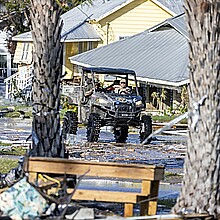 Agentes conducen por medio de los escombros después del paso del huracán Helene en Cedar Key, Florida (EE.UU.)