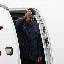 Fotografía de archivo del presidente de Venezuela, Nicolás Maduro, mientras desciende del avión presidencial a su llegada el 10 de abril de 2015, al aeropuerto Panamá Pacífico, previo a su participación en la VII Cumbre de jefes de Estado y de Gobierno de las Américas, en Panamá