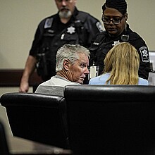 Colin Gray (c), padre de Colt Gray, autor del tiroteo en una escuela en Winder, Georgia (EE.UU.) comparece en un tribunal del circuito de Piedmont. 