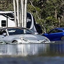 Un automóvil queda atrapado en una zona inundada dejada por el huracán Helene en Keaton Beach, Florida, EE.UU., el 27 de septiembre de 2024