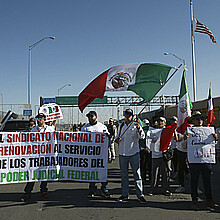 Personal del Poder Judicial de la Federación protesta contra la Reforma Judicial en el Puente Internacional Córdova de las Américas este viernes en Ciudad Juárez (México)