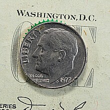 La moneda de 10 céntimos, moneda de 10 centavos de dólar estadounidense de 1977, muestra el perfil de Franklin D. Roosevelt, el 32° presidente de los Estados Unidos de América