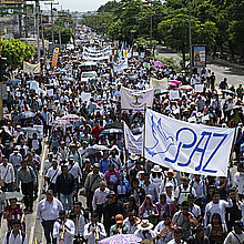 Personas participan en una manifestación por la paz y contra el aumento de la violencia del narcotráfico en el estado de Chiapas