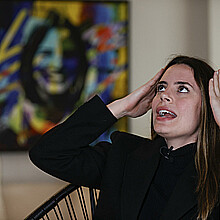 Fotografía del 11 de octubre de 2024 de la concejala cubano-brasileña Zoe Martínez (La Habana, 25 años) durante una entrevista con EFE, en su casa en la ciudad de São Paulo (Brasil). 