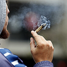 Fotografía de archivo de un hombre fumando. 