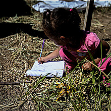 Fotografía fechada el 14 de septiembre de 2017 que muestra a una niña mientras dibuja en un cuaderno. 