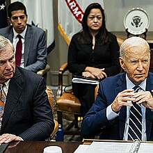 Tom Vilsack, secretario de Agricultura de EE. UU. y el presidente estadounidense, Joe Biden, durante una actualización sobre la respuesta federal a los huracanes Helene y Milton