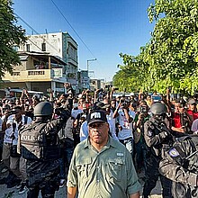 Fotografía cedida por la oficina del Primer Ministro que muestra al primer ministro Garry Conille durante una visita al hospital Saint-Nicolas