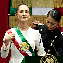 La presidenta de México Claudia Sheinbaum, recibe la banda presidencial en la Cámara de Diputados este martes en la Ciudad de México (México). 