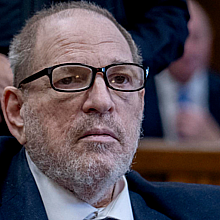 El exproductor de Hollywood Harvey Weinstein comparece ante un tribunal penal en Nueva York, Nueva York, EE.UU., 18 de septiembre de 2024. 