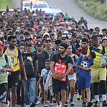 Cientos de migrantes caminan en caravana, en el municipio de Tapachula en Chiapas (México). 