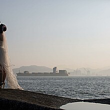 Una pareja posa para las fotos de su boda el 26 de diciembre de 2016, en Xiamen, provincia de Fujian (China). 