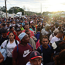 Migrantes caminan en caravana hacia la frontera con Estados Unidos en el municipio de Tapachula en el estado de Chiapas (México). 