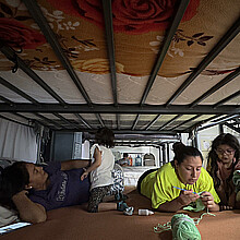 Migrantes descansan en el albergue El Buen Samaritano, en Ciudad Juárez (México). 