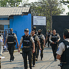 Integrantes de la policía resguardan la entrada la cárcel la Penitenciaría del Litoral, este martes en Guayaquil (Ecuador).