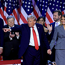 Donald J. Trump junto a su esposa Melania Trump y su hijo Barron Trump celebran en Florida su victoria en las elecciones de EE.UU. 