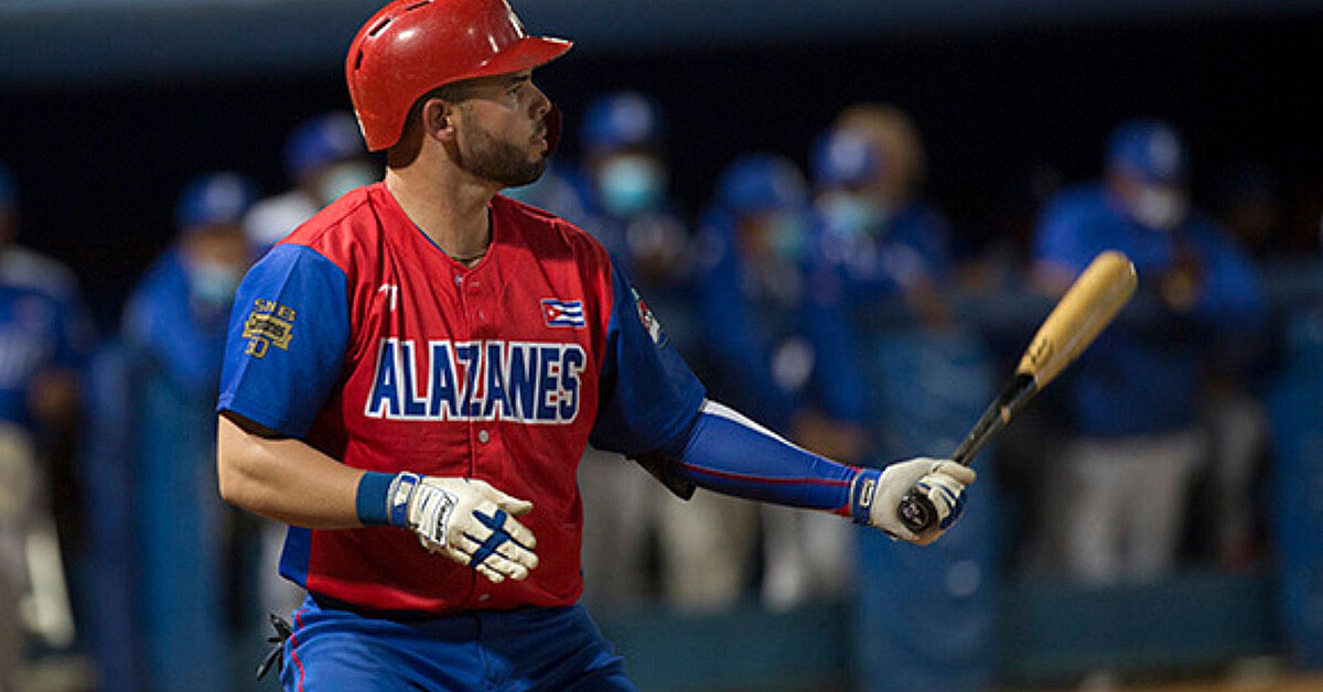 Cuban catcher 'escapes Miami hotel to become the first defector at the WBC