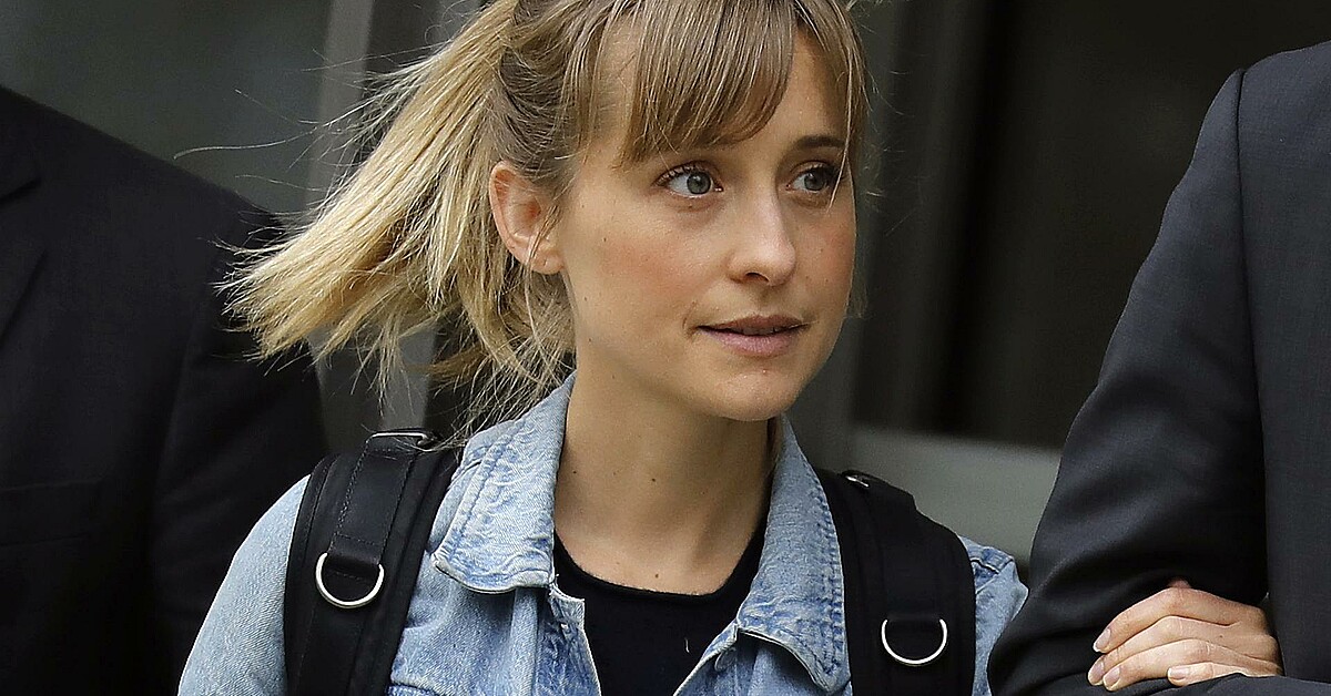 La Actriz Allison Mack Sale De Prisión Tras Cumplir Condena Por Reclutar Esclavas Sexuales Para